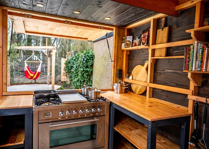 Kahakai Beach House - Unique Outdoor Kitchen - Next To Local Lake And 15 Min. The From Beach